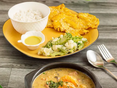 Cazuela de mariscos servida en El Manglar