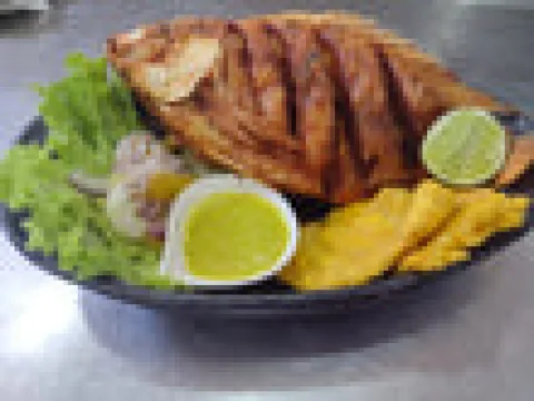 Tilapia frita acompañada con arroz y ensalada